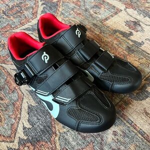 Pelaton Cycling Shoes New with Cleats Size EUR40 US Men’s 7 Women’s 9